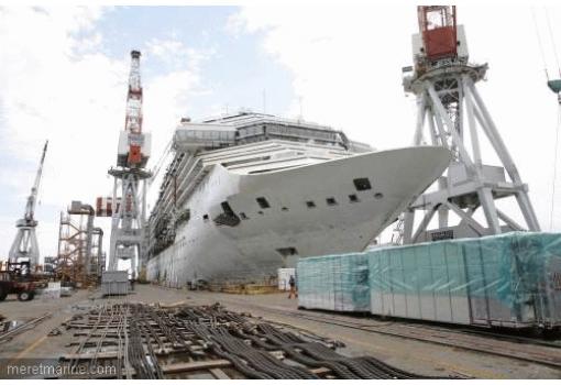 Costa Pacifica (aún en construcción) en sus astilleros